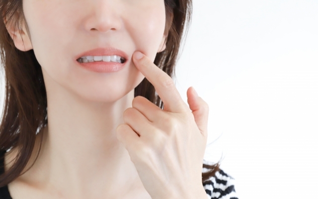 口元を歪める女性